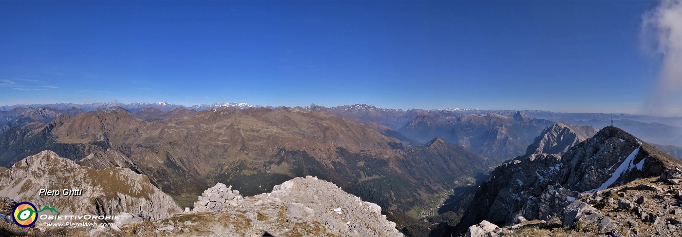 57 Ampia vista panoramica a nord-est verso Tetto delle Orobie, Val Canale, Adamello, Presolana.jpg